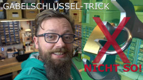 Wie man ein Vorhängeschloss mit Maulschlüssel richtig öffnet